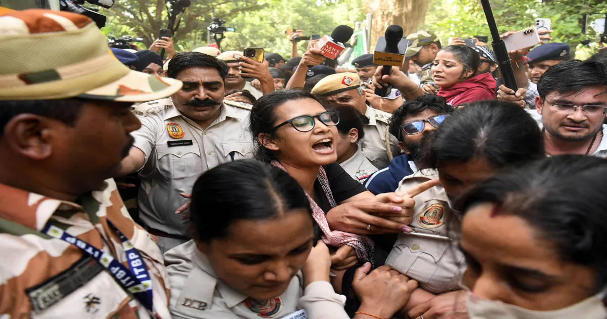 जंतर-मंतर के पास प्रदर्शन कर रहे AISA कार्यकर्ताओं को पुलिस ने हिरासत में लिया