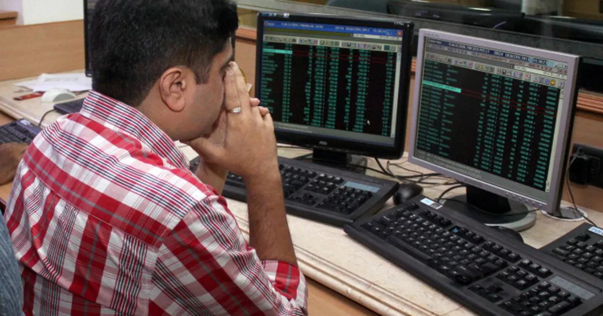सेंसेक्स 542 अंकों की गिरावट के साथ बंद, ब्लू-चिप शेयरों और विदेशी निवेश के पलायन का असर