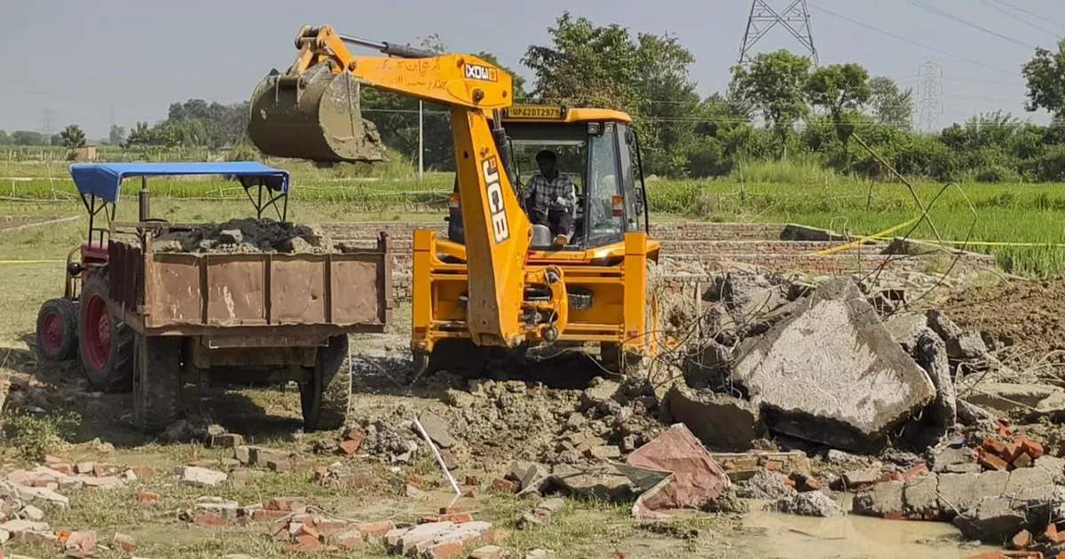 जम्मू में ज़मीन हड़पने वालों और ड्रग तस्करों के खिलाफ कार्रवाई जारी, 1.75 एकड़ भूमि मुक्त