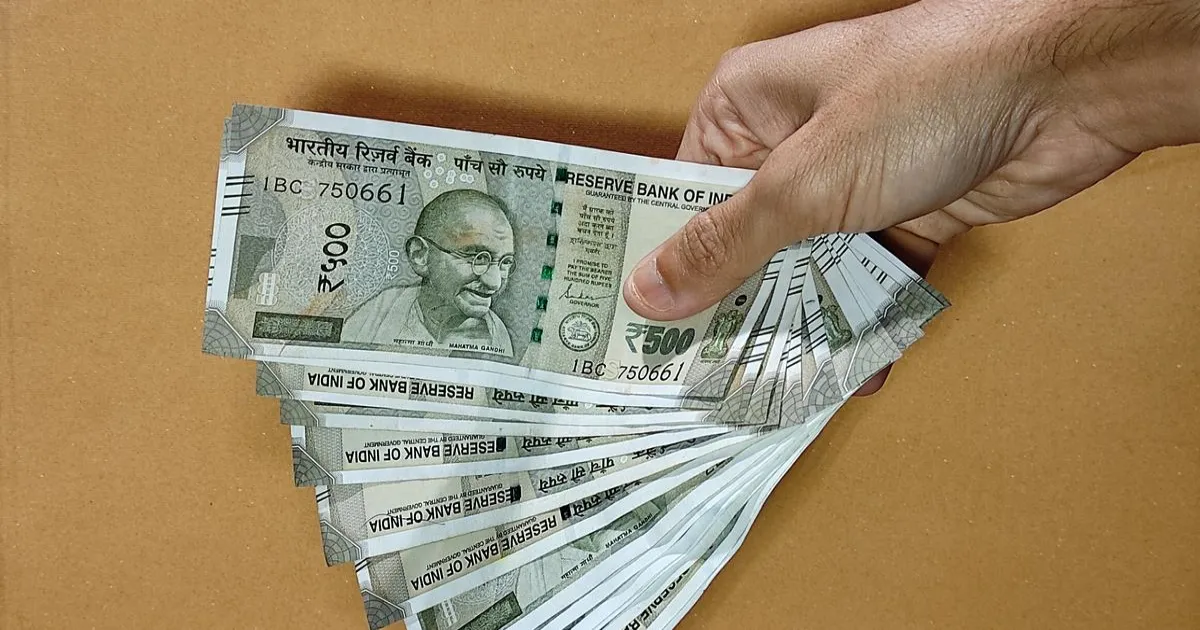 रुपया रिकॉर्ड निचले स्तर पर, विदेशी निकासी और हेजिंग से छह महीनों की सबसे बड़ी साप्ताहिक गिरावट