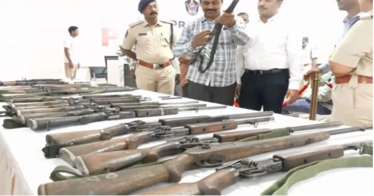 आंध्र प्रदेश में माओवादी नेता और 8 अन्य सशस्त्र कार्यकर्ताओं ने आत्मसमर्पण किया