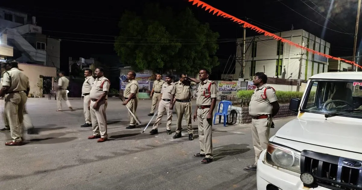 कडप्पा में तनाव: चौराहे के नामकरण विवाद के बाद पुलिस ने युवकों को हिरासत में लिया