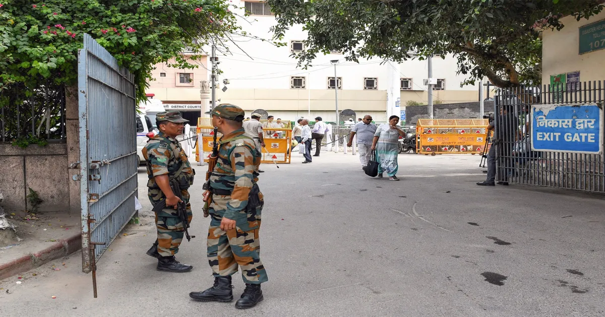 दिल्ली कोर्ट ने यूएस वीज़ा फ्रॉड और बाल तस्करी के मामले में वरिष्ठ नागरिक को जमानत दी