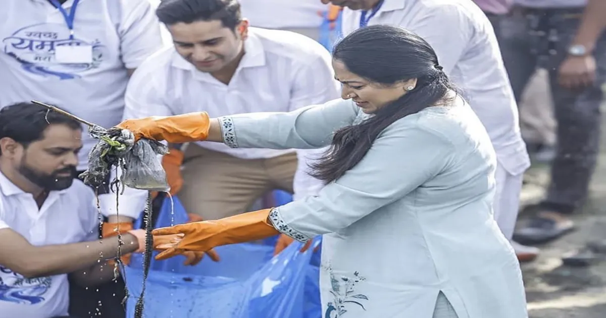 दिल्ली के 28 घाटों पर चला यमुना स्वच्छता अभियान, मुख्यमंत्री रेखा गुप्ता ने जनता से की भागीदारी की अपील