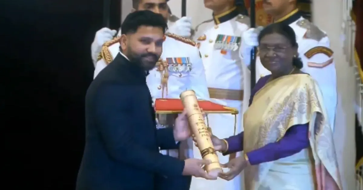 रोहित शर्मा को राष्ट्रपति द्रौपदी मुर्मू ने पद्म श्री से सम्मानित किया, क्रिकेट में योगदान के लिए मिला बड़ा सम्मान