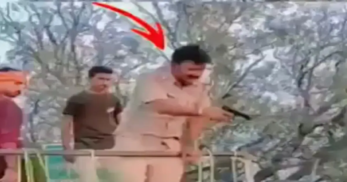 बाढ़ राहत बांटते समय लोगों पर पिस्तौल लहराने का आरोप, सारण के मकेर थानाध्यक्ष निलंबित