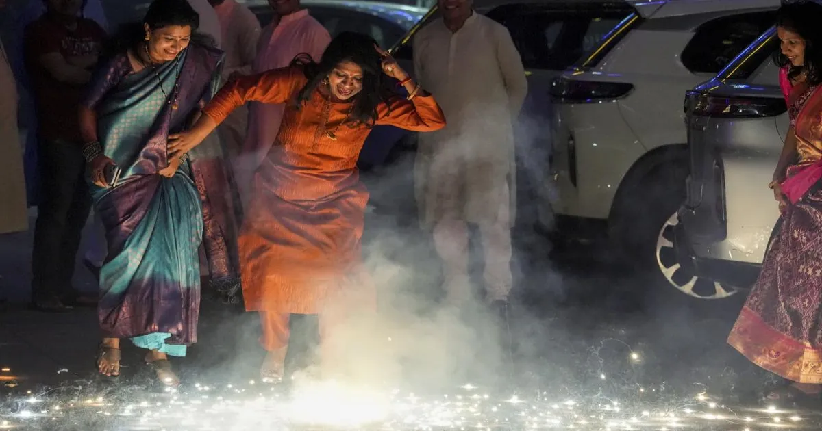 पटाखों पर प्रतिबंध सिर्फ दिल्ली में क्यों, पूरे भारत में नहीं?: मुख्य न्यायाधीश की टिप्पणी