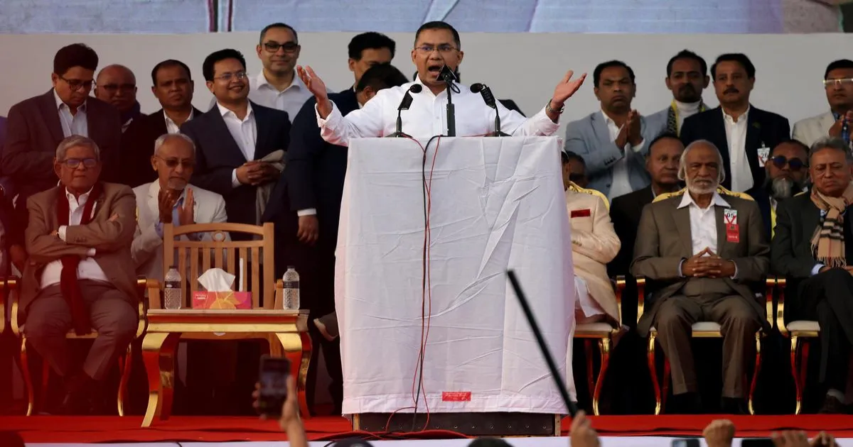 17 साल बाद स्वदेश लौटे बीएनपी नेता तारिक रहमान ने पिता जियाउर रहमान की कब्र पर दी श्रद्धांजलि