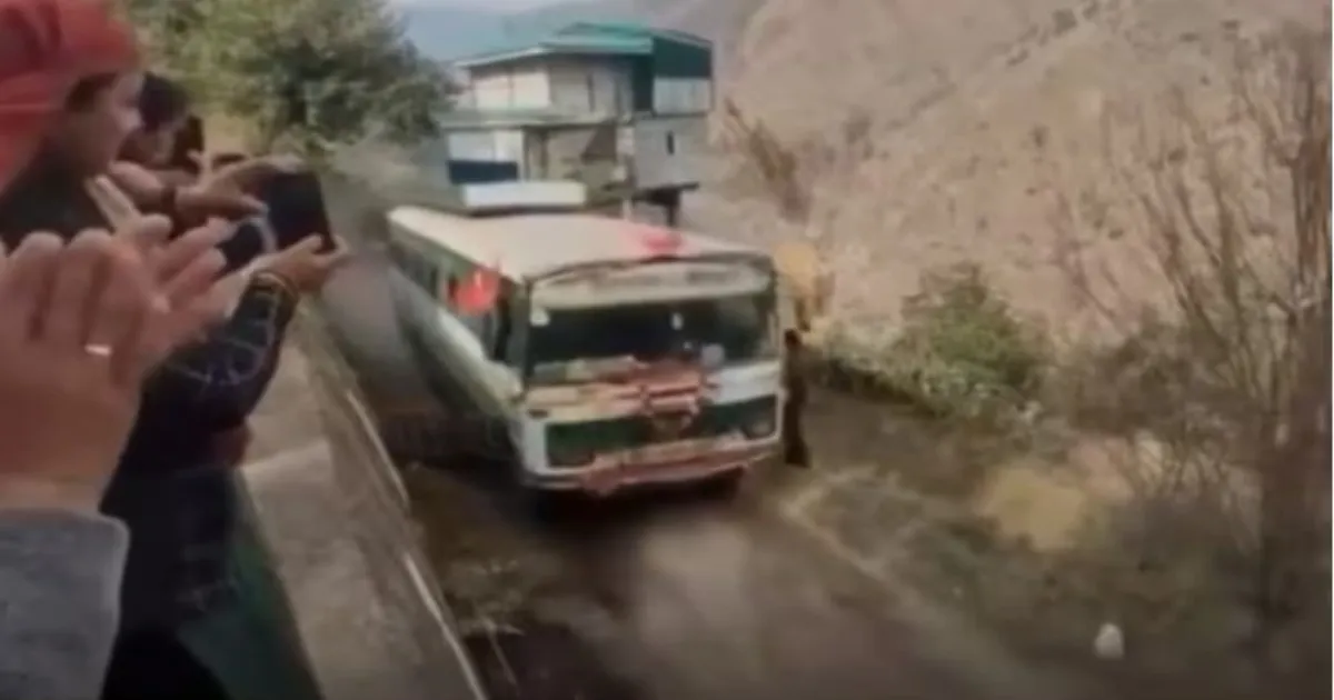 आजादी के 78 साल बाद हिमाचल के इस गांव तक पहुंची पहली सड़क, बस के स्वागत में जश्न