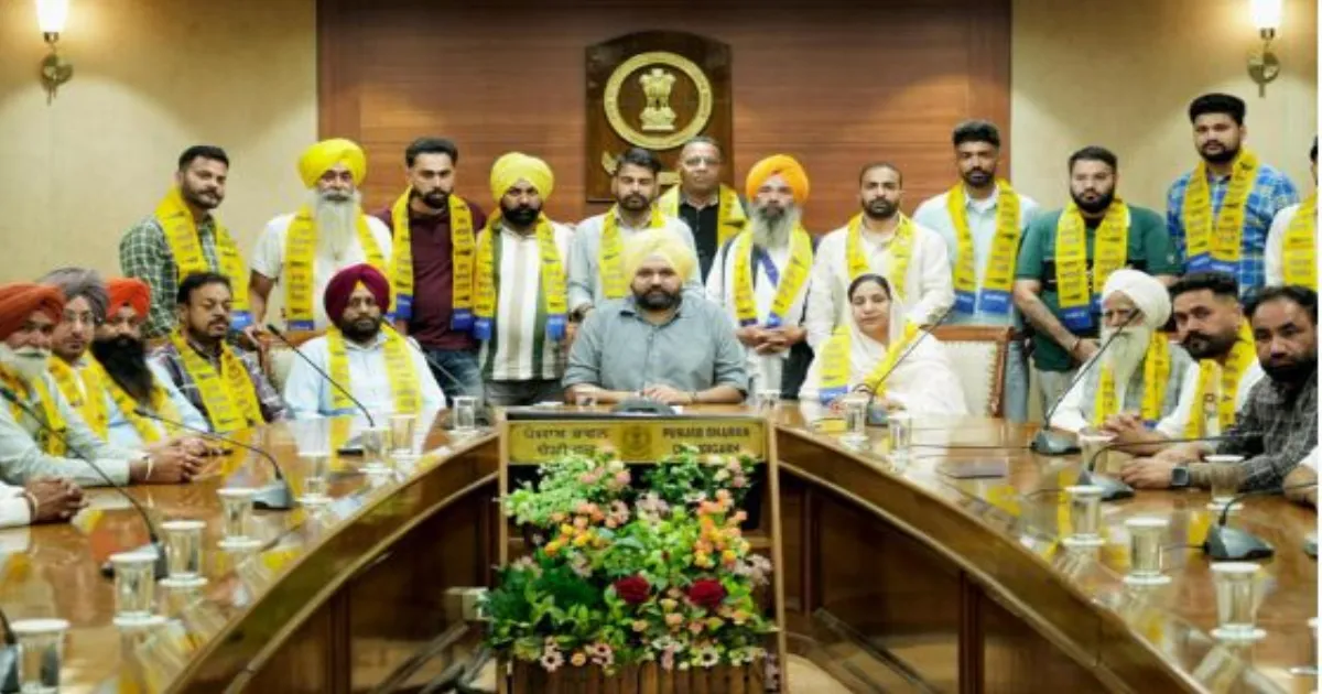 पंजाब में कांग्रेस को बड़ा झटका, दर्जनों नेता आम आदमी पार्टी में शामिल