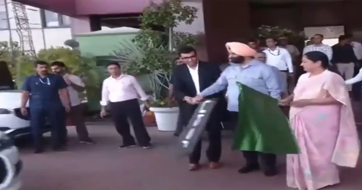 दिल्ली एयरपोर्ट के टी3 से उबर शेयर सेवा का शुभारंभ, मुख्यमंत्री रेखा गुप्ता ने दिखाई हरी झंडी