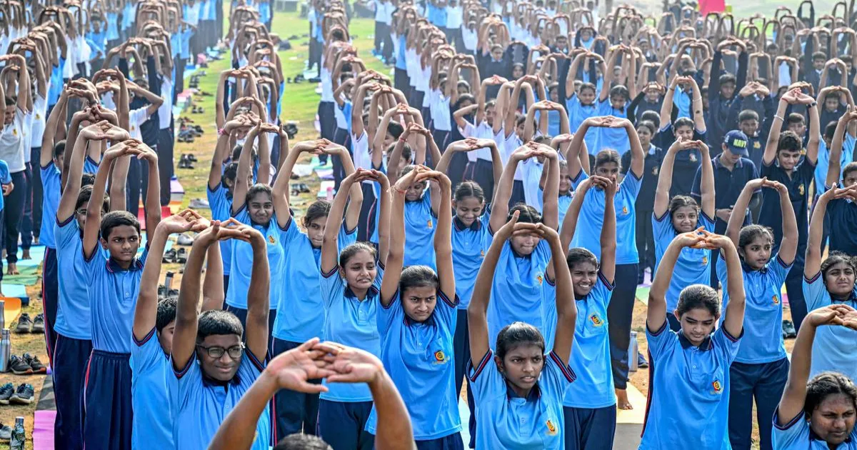 विशाखापत्तनम में 2,000 से अधिक एनसीसी कैडेट्स ने किया योग, अंतरराष्ट्रीय योग दिवस से पहले भव्य आयोजन