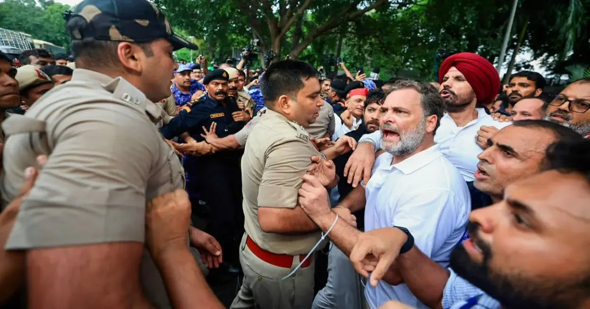 नीट पेपर लीक पर जंतर-मंतर में तनाव बरकरार, राहुल गांधी बोले- छात्रों के साथ मजबूती से खड़ा है इंडिया गठबंधन