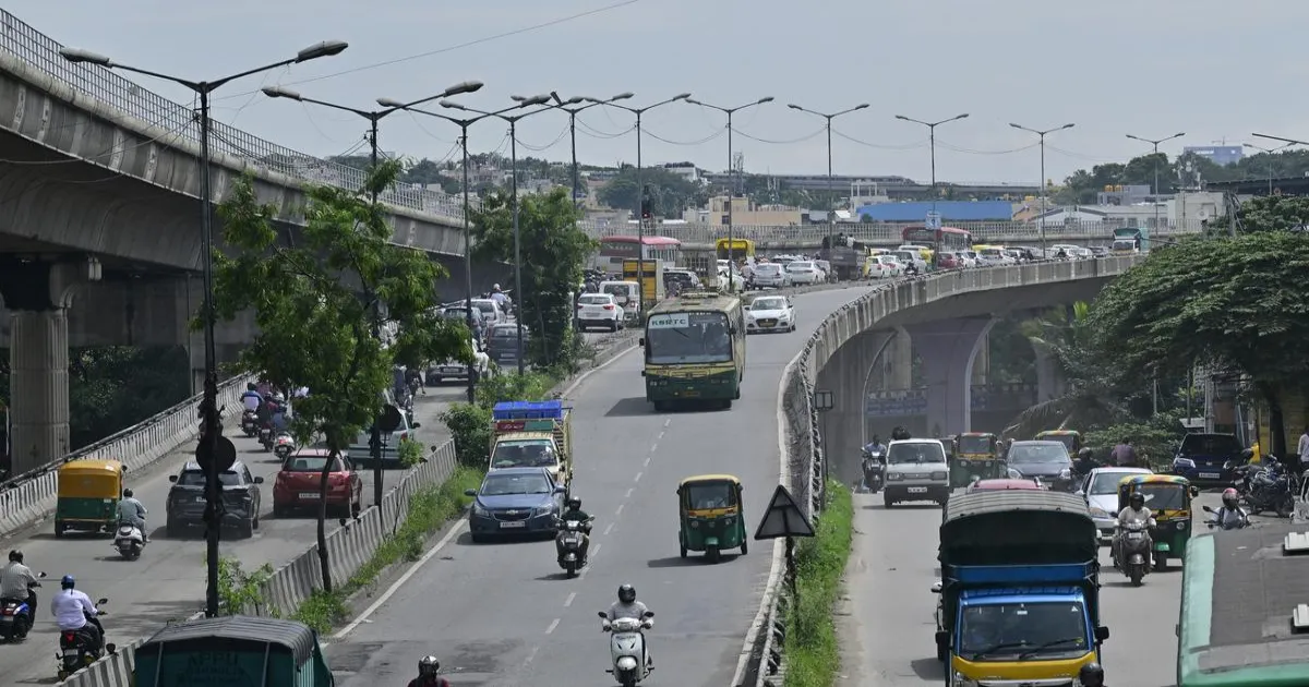 बेंगलुरु फ्लाईओवर से गिरने पर महिला की मौत, पति घायल