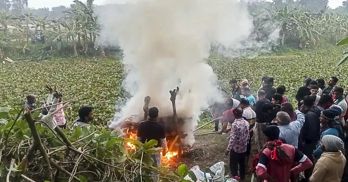 भारत बांग्लादेश में अल्पसंख्यकों पर हमलों की खबरों पर नजर रखे हुए है: सरकार