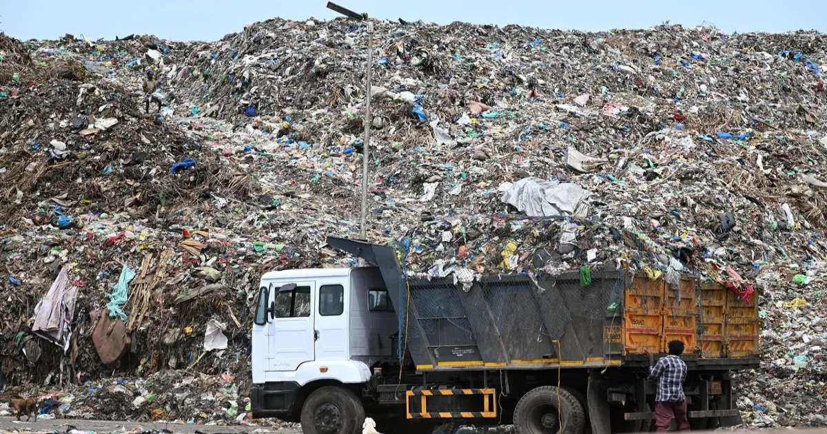 NIT-T की टीम अरियामंगलम डंप से निकाले गए जलने योग्य कचरे को पुनः चक्रित करने पर काम कर रही है