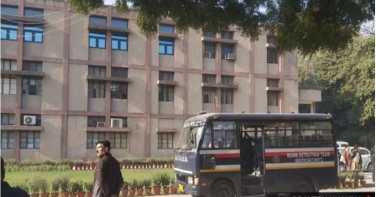 कर्नाटक के कानून स्कूल ड्रॉपआउट को दिल्ली की अदालतों और स्कूलों में फर्जी बम धमकी भेजने के आरोप में गिरफ्तार