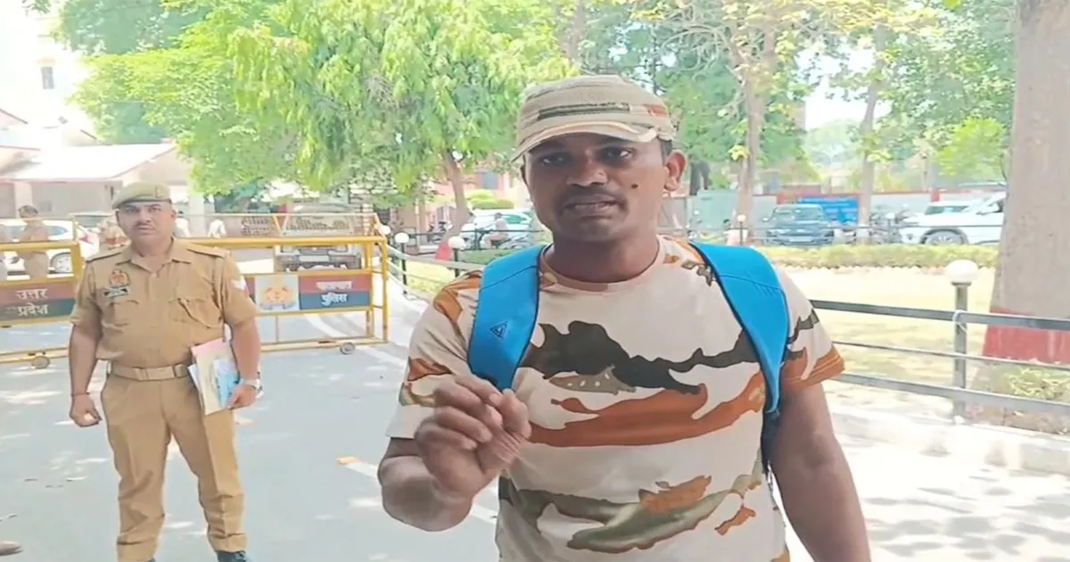 कानपुर: ITBP जवान ने अपनी माँ का काटा हुआ हाथ लेकर पुलिस कमिश्नर ऑफिस पहुंचकर अस्पताल पर लापरवाही का आरोप लगाया 