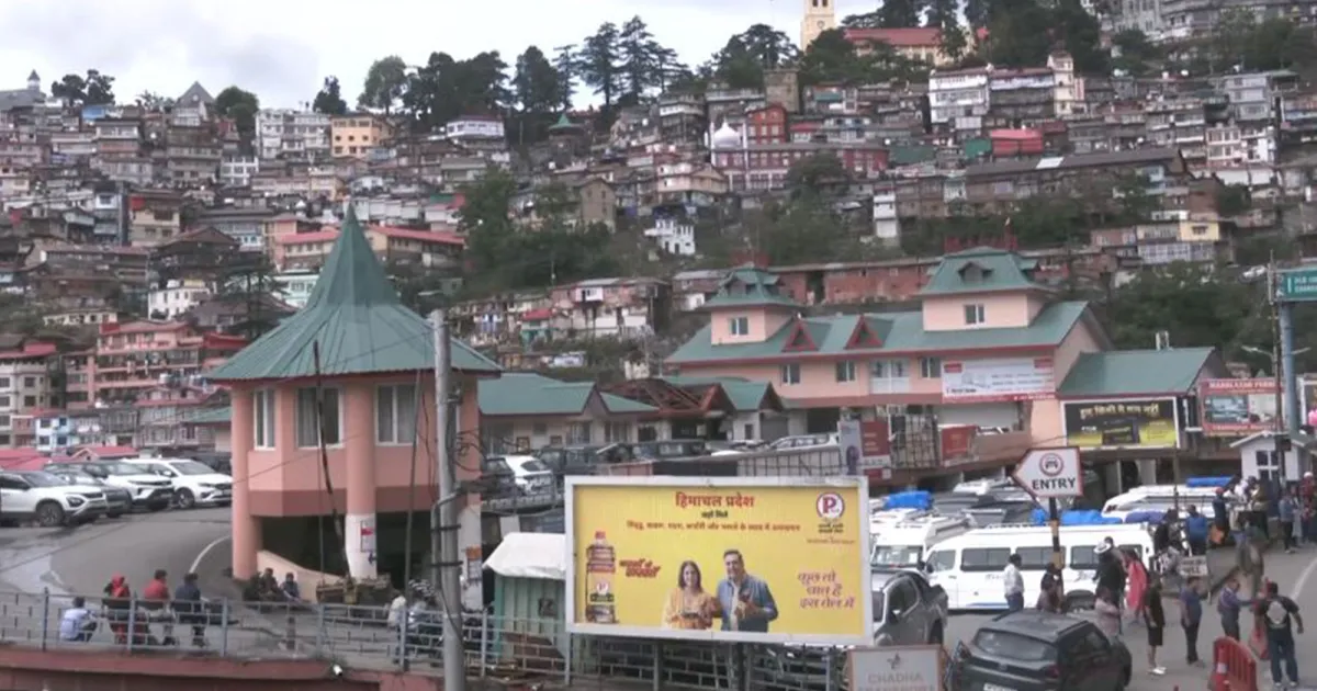 शिमला और हिमाचल की पहाड़ियों में पर्यटकों की भारी भीड़, सुहावने मौसम से बढ़ी आमद; ट्रैफिक व्यवस्था सख्त