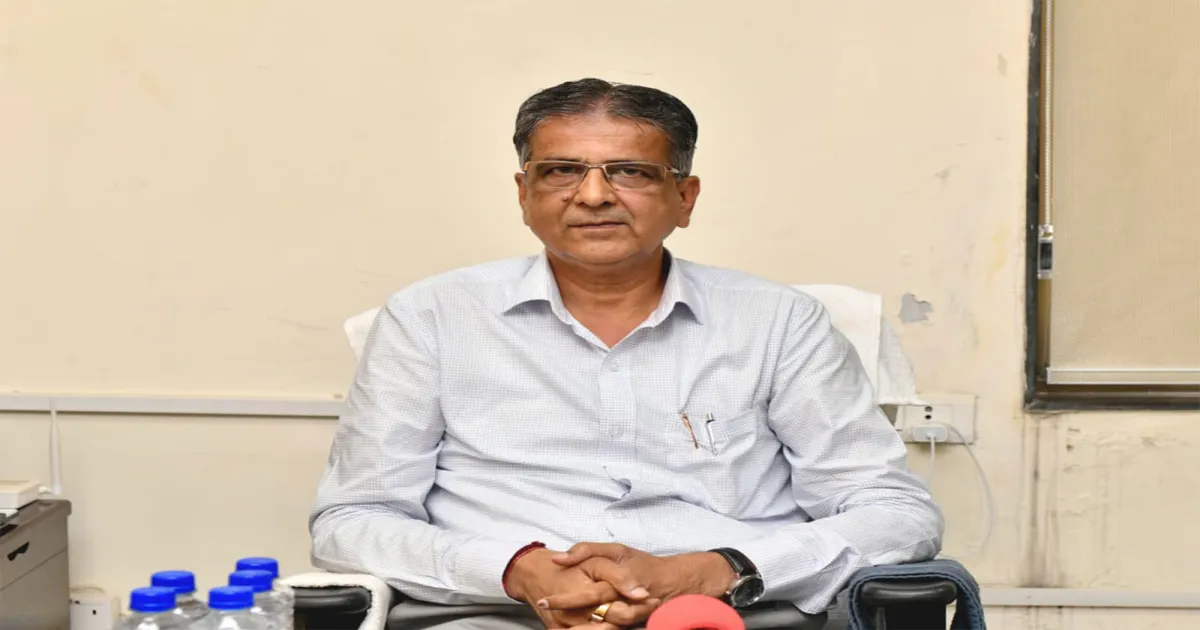गुजरात में नए शैक्षणिक सत्र के लिए पाठ्यपुस्तक वितरण युद्धस्तर पर जारी, छात्रों को समय पर किताबें देने की तैयारी