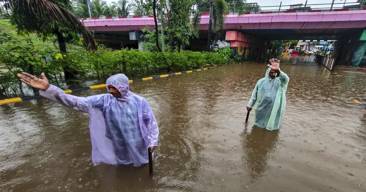 मुंबई में मूसलाधार बारिश से जनजीवन अस्त-व्यस्त, कई इलाकों में जलभराव; बीएमसी ने घरों में रहने की अपील की