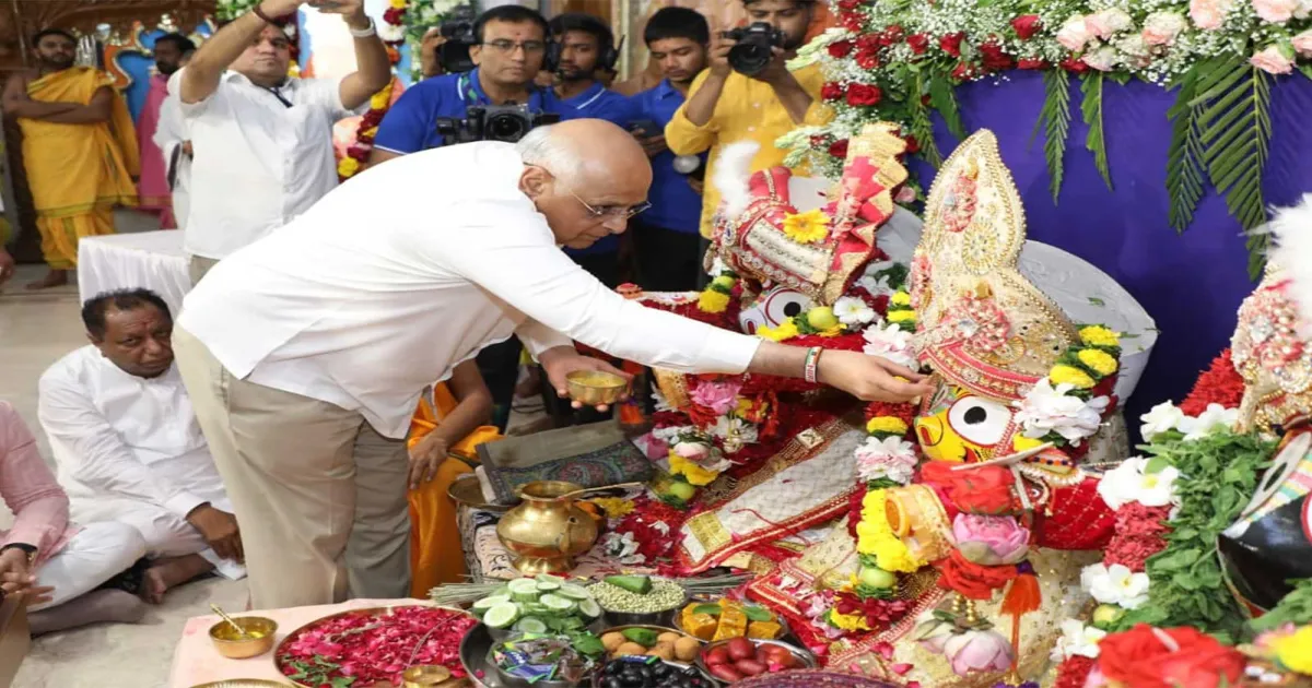 गुजरात के मुख्यमंत्री भूपेंद्र पटेल ने मेमनगर में एसजीवीपी गुरुकुल की रथ यात्रा को दिखाई हरी झंडी