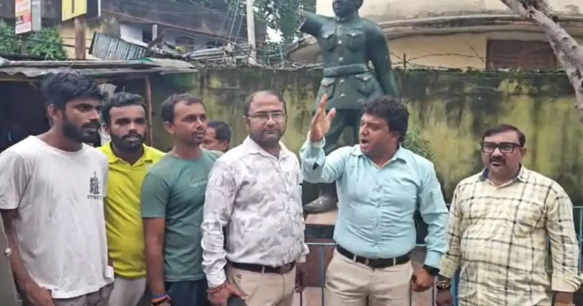 कोलकाता में नेताजी सुभाष चंद्र बोस की प्रतिमा का दाहिना हाथ टूटा, भाजपा कार्यकर्ताओं ने कार्रवाई की मांग की