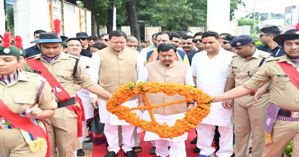 उत्तराखंड के सीएम धामी और बीजेपी अध्यक्ष नितिन नबीन ने शहीद स्मारक पर वीर जवानों को दी श्रद्धांजलि
