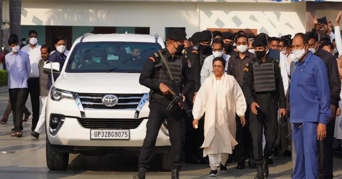 मायावती का बड़ा फैसला: दोनों भतीजे बाहर, भतीजी दीपिका आनंद के लिए खुला रास्ता