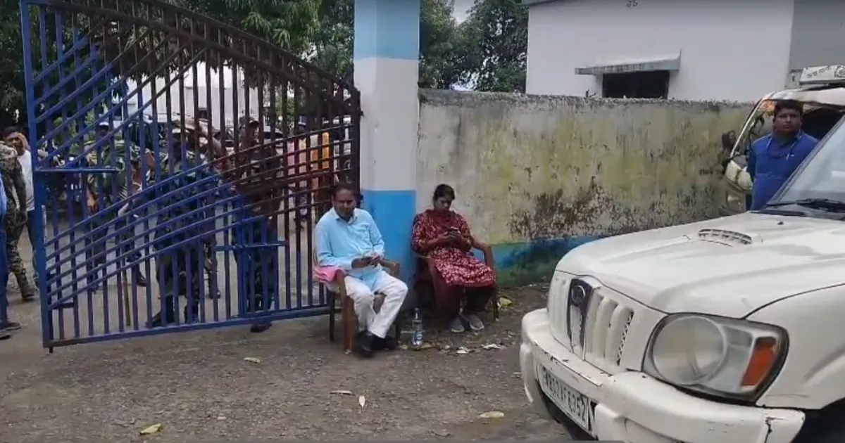 रेजीनगर थाने के बाहर धरने पर बैठे हुमायूं कबीर, बोले- कार्यकर्ताओं को प्रचार से रोका जा रहा