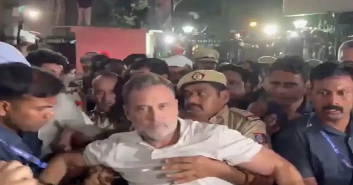 राहुल गांधी और प्रियंका गांधी हिरासत में, आकाशवाणी भवन में विपक्ष का धरना
