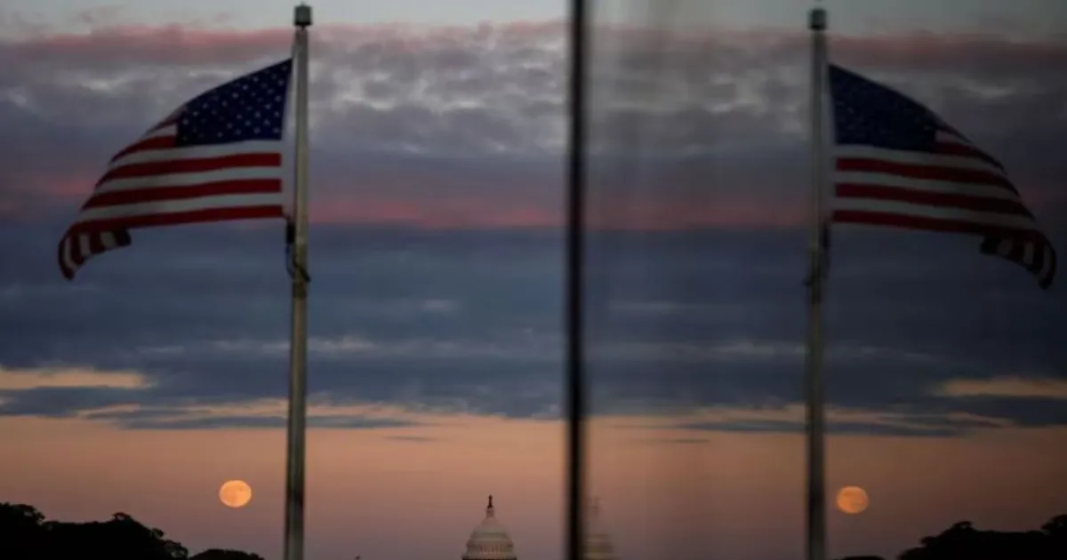 अमेरिका में सरकारी शटडाउन दूसरे महीने में, कर्मचारियों की हालत खराब, भोजन की किल्लत बढ़ी