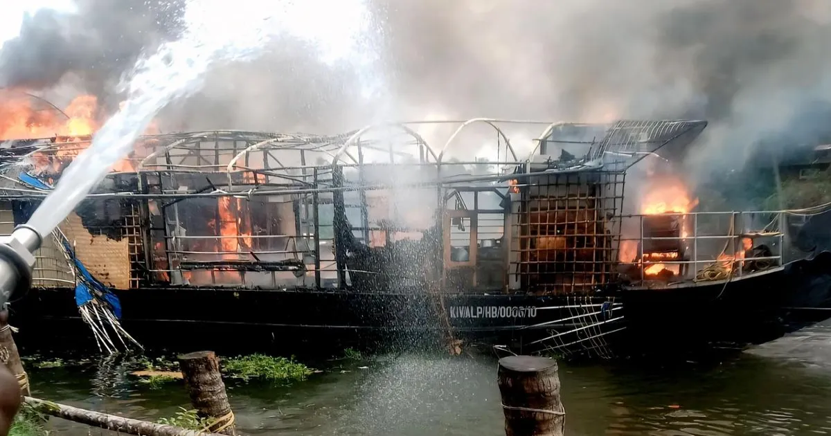 केरल में हाउसबोट में आग, किचन और बेडरूम राख; सभी मेहमान सुरक्षित
