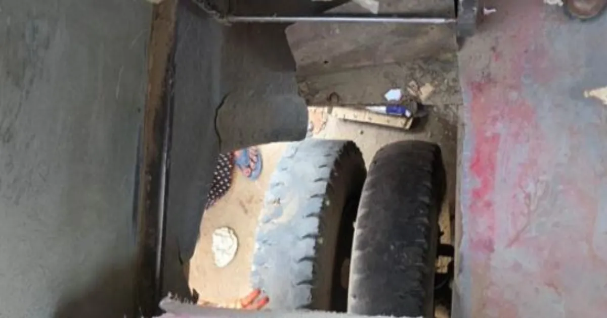 उत्तर प्रदेश: स्कूल बस में छेद में गिरने से कक्षा 1 की छात्रा की मौत, पीछे के पहियों ने कुचला