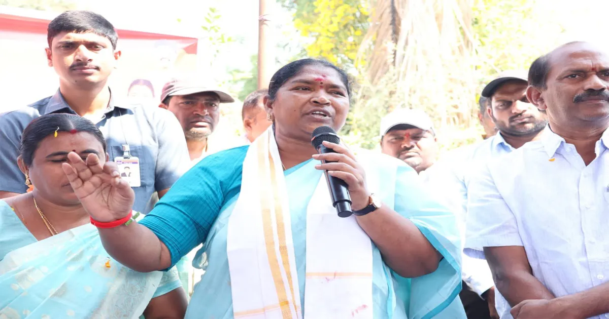 तेलंगाना मंत्री सीतक्का ने KCR को भेजा मानहानि नोटिस, फोन घोटाले के आरोप पर विवाद