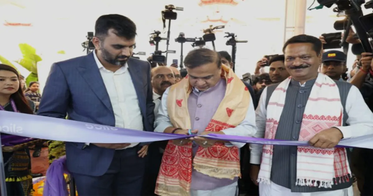 असम के मुख्यमंत्री ने गुवाहाटी में स्लाइस स्मॉल फाइनेंस बैंक की देश की पहली एआई संचालित शाखा का उद्घाटन किया
