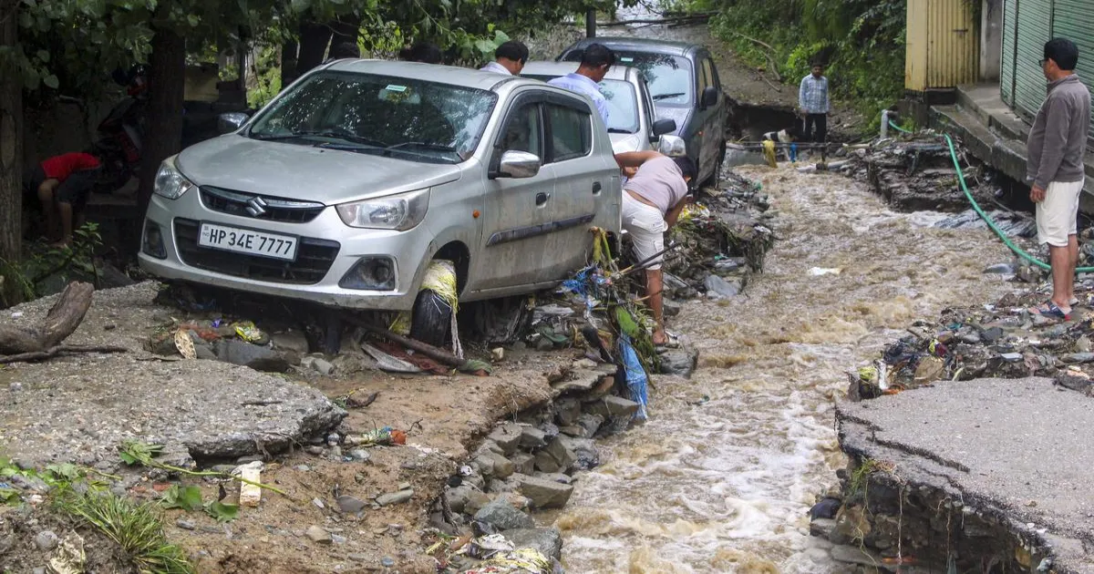 हिमाचल प्रदेश के मंडी में भारी बारिश के बाद कई स्थानों पर अचानक बाढ़, किरतपुर-मनाली राष्ट्रीय राजमार्ग अवरुद्ध