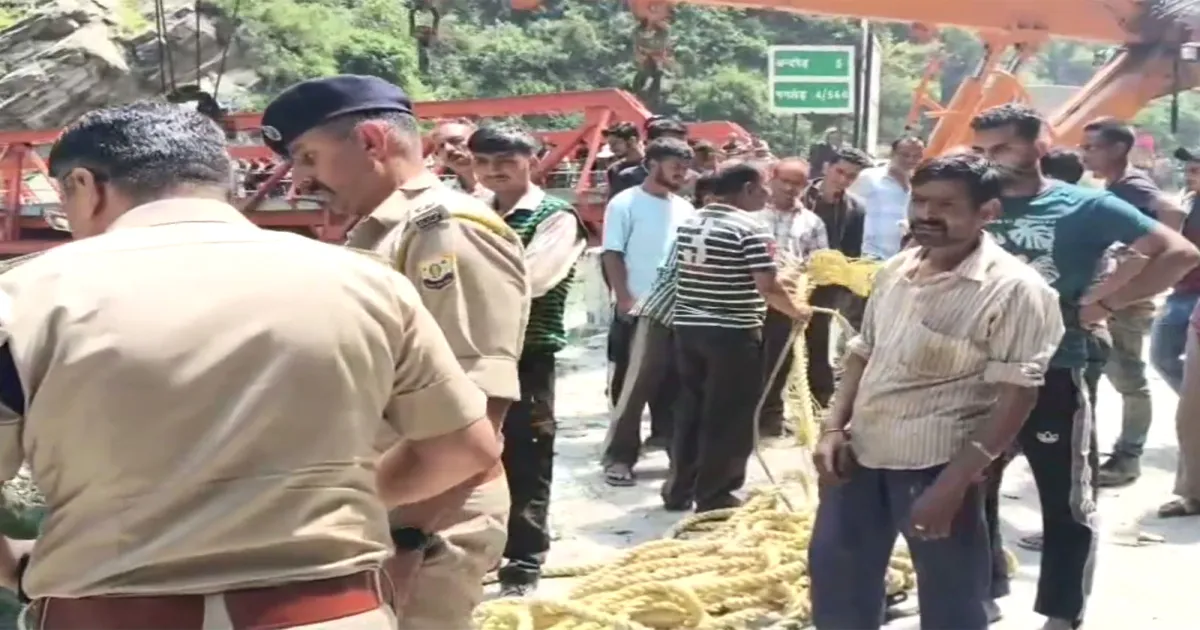 हिमाचल प्रदेश के चंबा में दर्दनाक हादसा, खाई में गिरी कार; 4 की मौत, 1 घायल