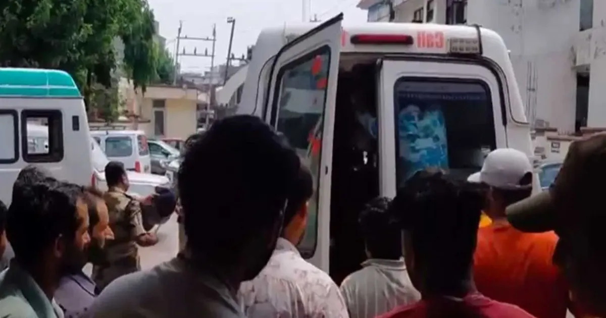 जम्मू-कश्मीर के रियासी में वैष्णो देवी मार्ग पर बस पलटी, 8 सीआईएसएफ जवान और ड्राइवर घायल