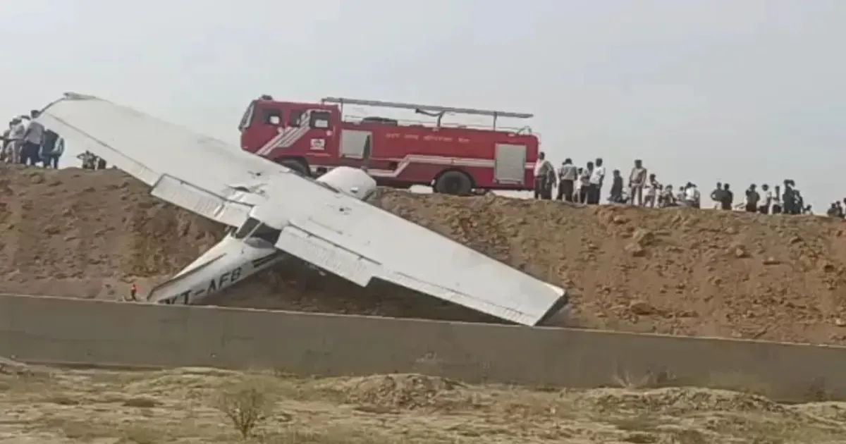 यूपी के कासगंज में प्रशिक्षण विमान हाईवे पर दुर्घटनाग्रस्त, महिला प्रशिक्षु पायलट गंभीर रूप से घायल