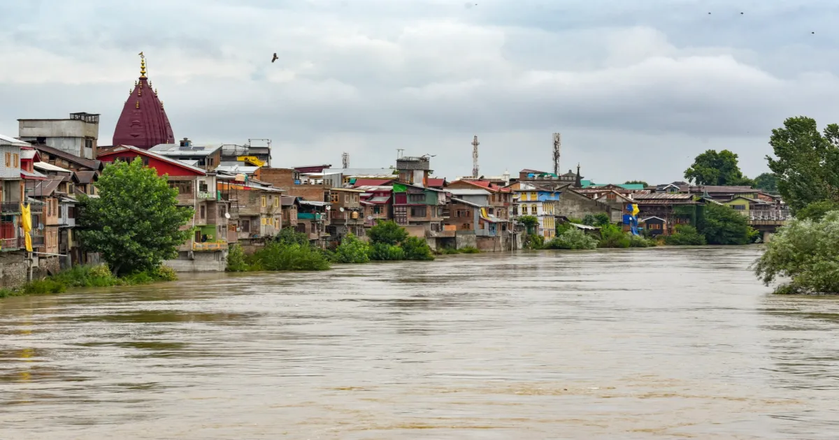 कश्मीर में लगातार बारिश से झेलम नदी का जलस्तर बढ़ा, पानी के प्रवाह को नियंत्रित करने के लिए बगलिहार बांध के गेट खोले गए