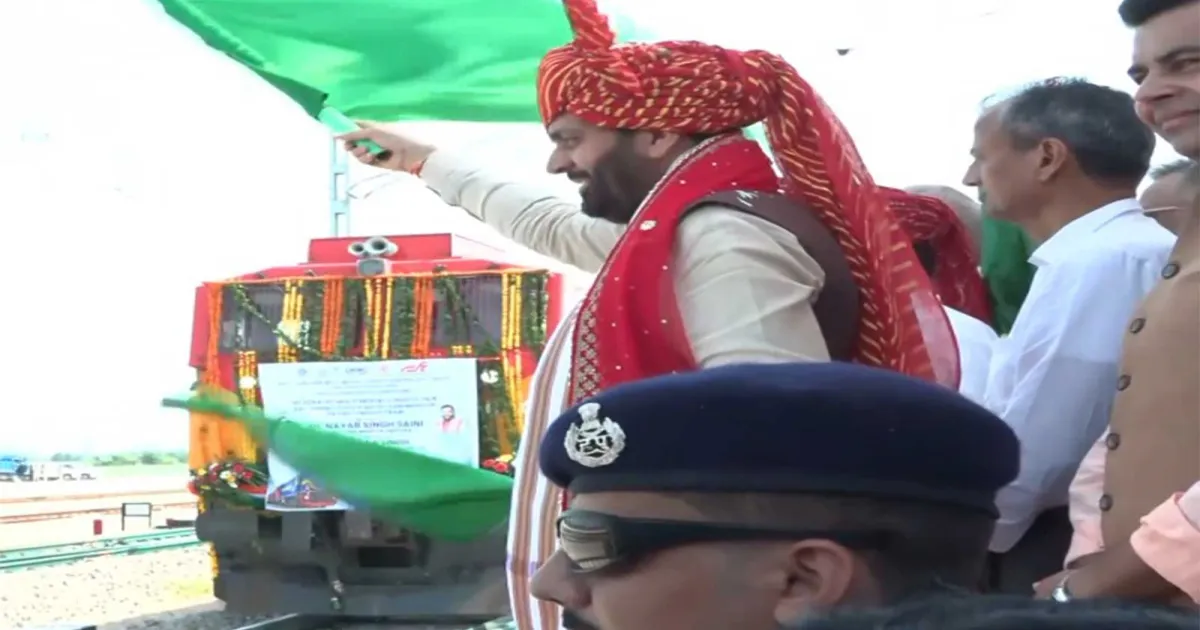 हरियाणा के महेंद्रगढ़ में इंटीग्रेटेड मल्टी-मॉडल लॉजिस्टिक्स हब से पहली मालगाड़ी रवाना