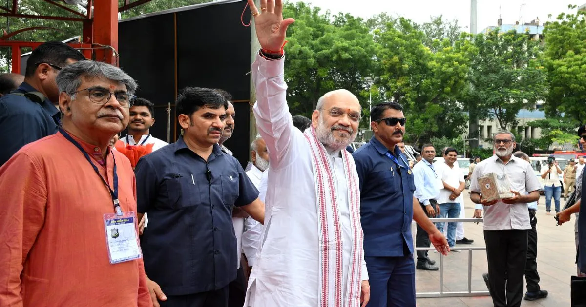 अमित शाह ने अहमदाबाद में शहरी स्वास्थ्य केंद्र का उद्घाटन किया, वृक्षारोपण अभियान में भी शामिल