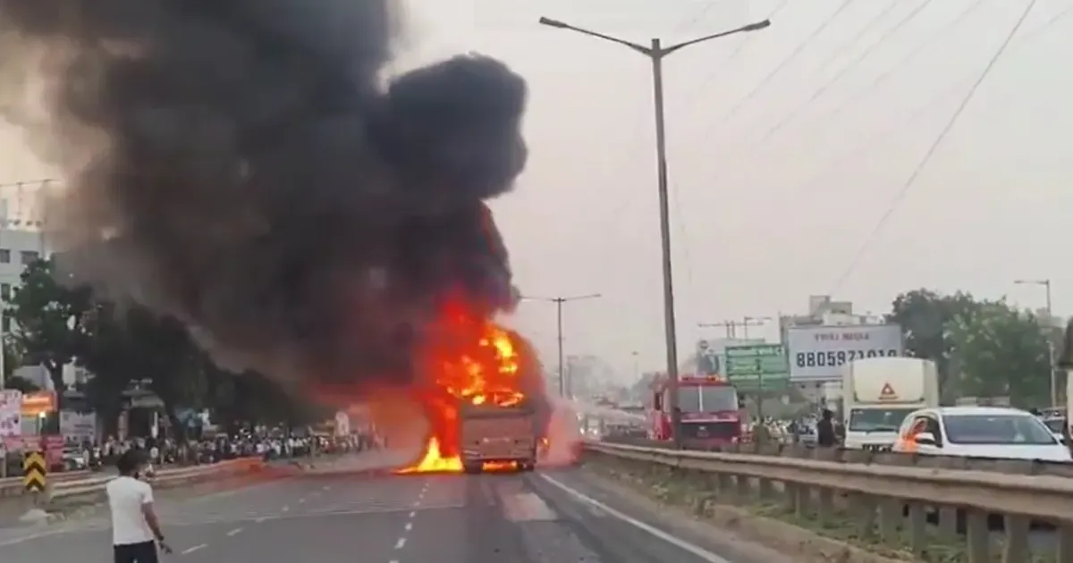 पुणे में कार दो कंटेनर ट्रकों के बीच दबने से आग में जलकर पांच की मौत