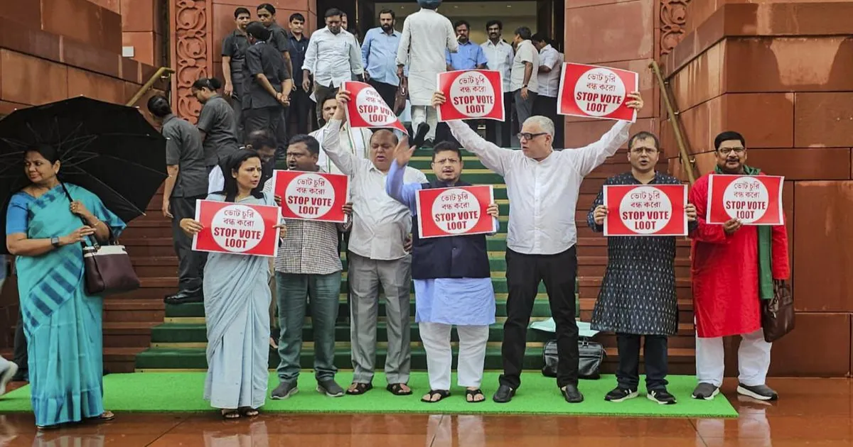 संसद परिसर में SIR के खिलाफ विपक्षी नेताओं का प्रदर्शन