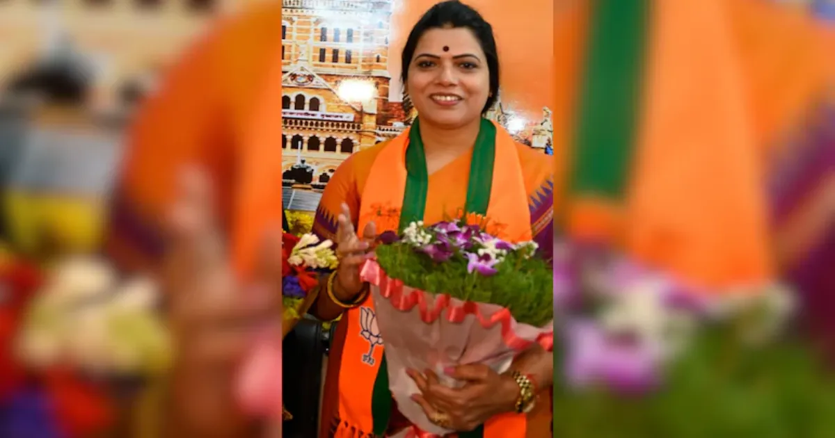 विवाद के बाद मुंबई महापौर की गाड़ी से लाल-नीली फ्लैशिंग लाइट हटाई गई