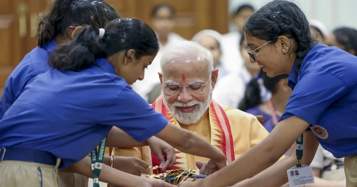प्रधानमंत्री मोदी ने छात्रों, ब्रह्माकुमारी सदस्यों और अन्य के साथ मनाया रक्षाबंधन