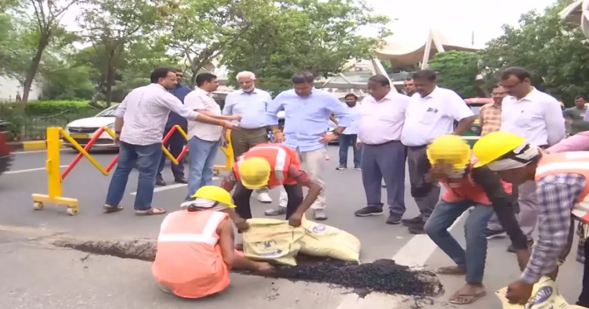 दिल्ली में पीडब्ल्यूडी का विशेष अभियान, एक दिन में 2000 गड्ढे भरने का लक्ष्य