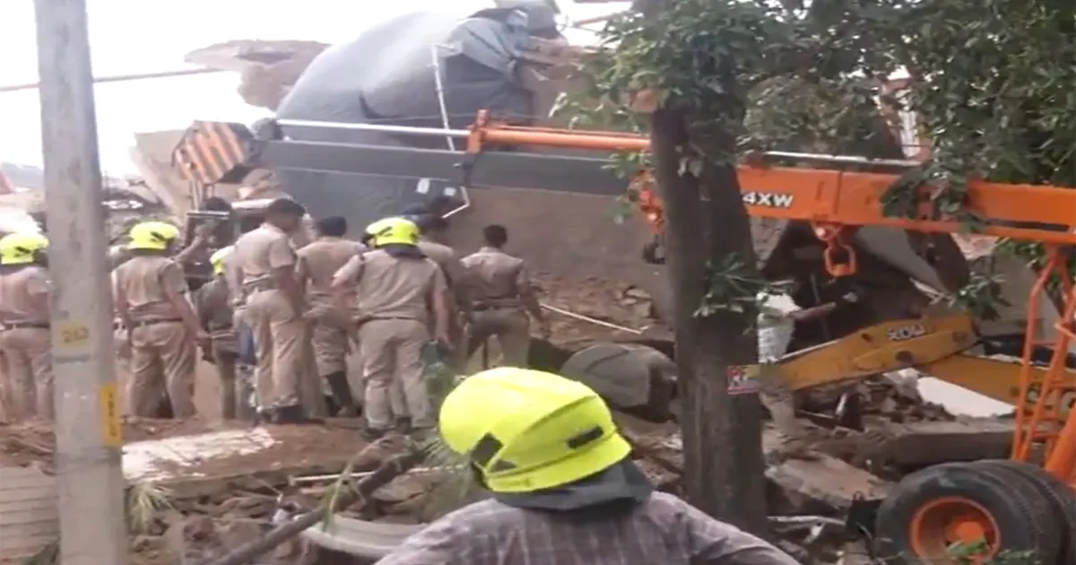 चंडीगढ़ के इंडस्ट्रियल एरिया फेज-2 में इमारत ढही, मलबे में लोगों के फंसे होने की आशंका