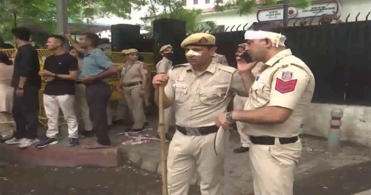 हम पर ईंटें और गमले फेंके गए, घायल दिल्ली पुलिस एएसआई ने सुनाई हिंसा की आपबीती